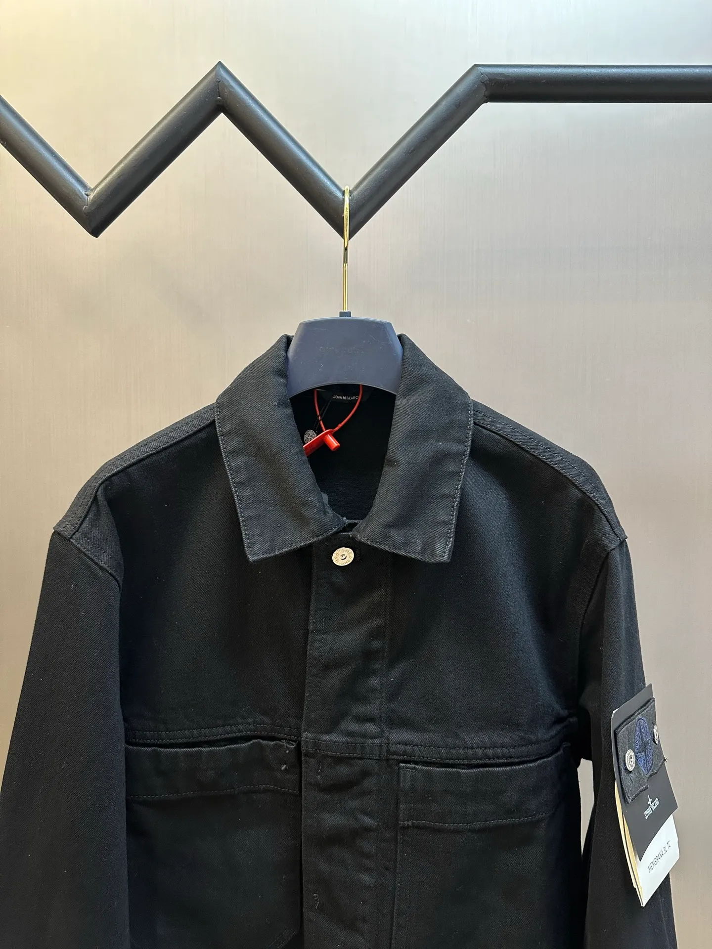 P520 Stonelsland Stone Island emblem denim jacket is made of custom-made high-density twill denim fabric. The front chest pocket is cut into the front panel in a golden ratio. The iconic Stonelsland emblem is embellished on the sleeves, like a unique medal, highlighting the brand's imprint. The whole piece of clothing is washed with medium filial piety, using a special solution to remove stains and slight fading, and then snowflake washed, using a strong washing method to fade the color to make it more uniform. The whole piece of clothing is stitched together using an embedded clamping machine. By changing the needle position, the embedded clamping machine can control the distance between the two needles to achieve seamless, smooth and tidy splicing. Size: s m l xl
